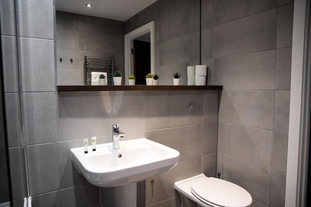 Modern 2 Bedroom Apartment - City Centre - Parking Manchester Ngoại thất bức ảnh