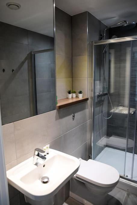 Modern 2 Bedroom Apartment - City Centre - Parking Manchester Ngoại thất bức ảnh