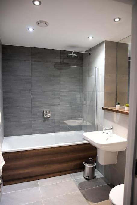 Modern 2 Bedroom Apartment - City Centre - Parking Manchester Ngoại thất bức ảnh